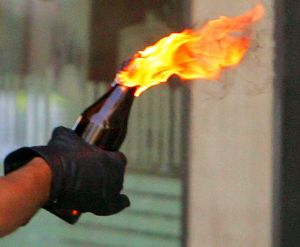 Molotov_cocktail_flam.jpg Molotov_cocktail_flam.jpg